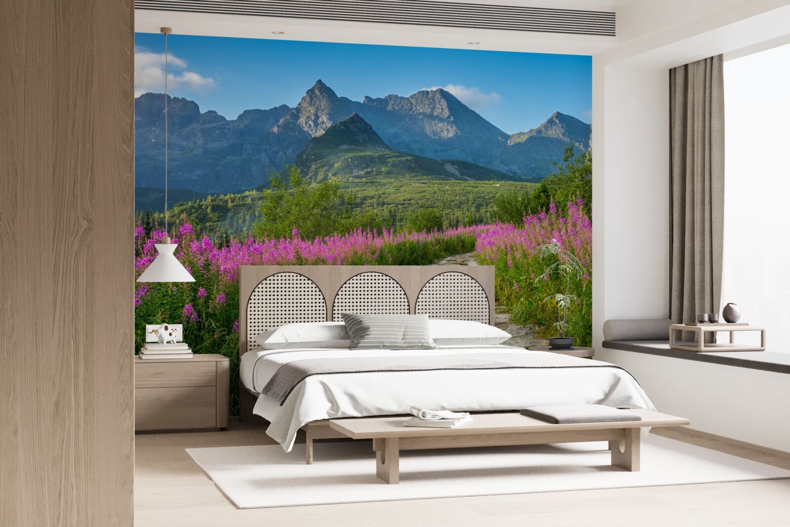 Fototapet Cărare în mijlocul unui câmp înflorit într-o zonă muntoasă