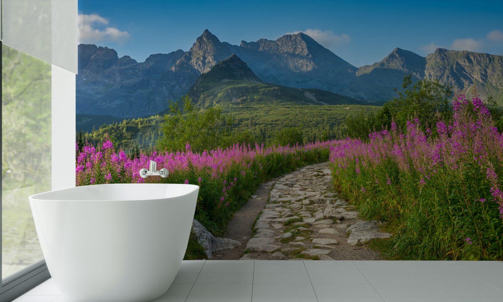 Fototapet Cărare în mijlocul unui câmp înflorit într-o zonă muntoasă