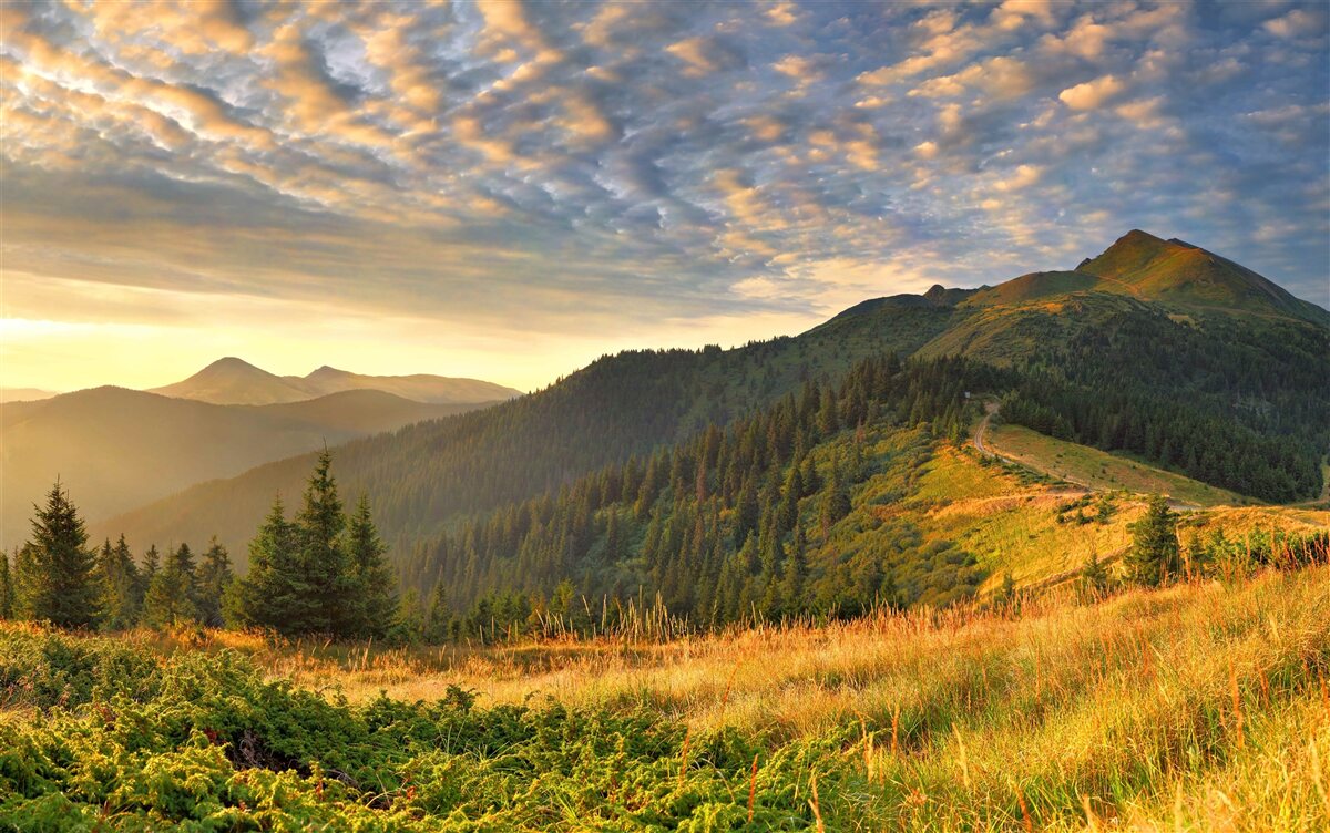 Fototapet norii de deasupra munților sunt pictați în culorile calde ale apusului de soare