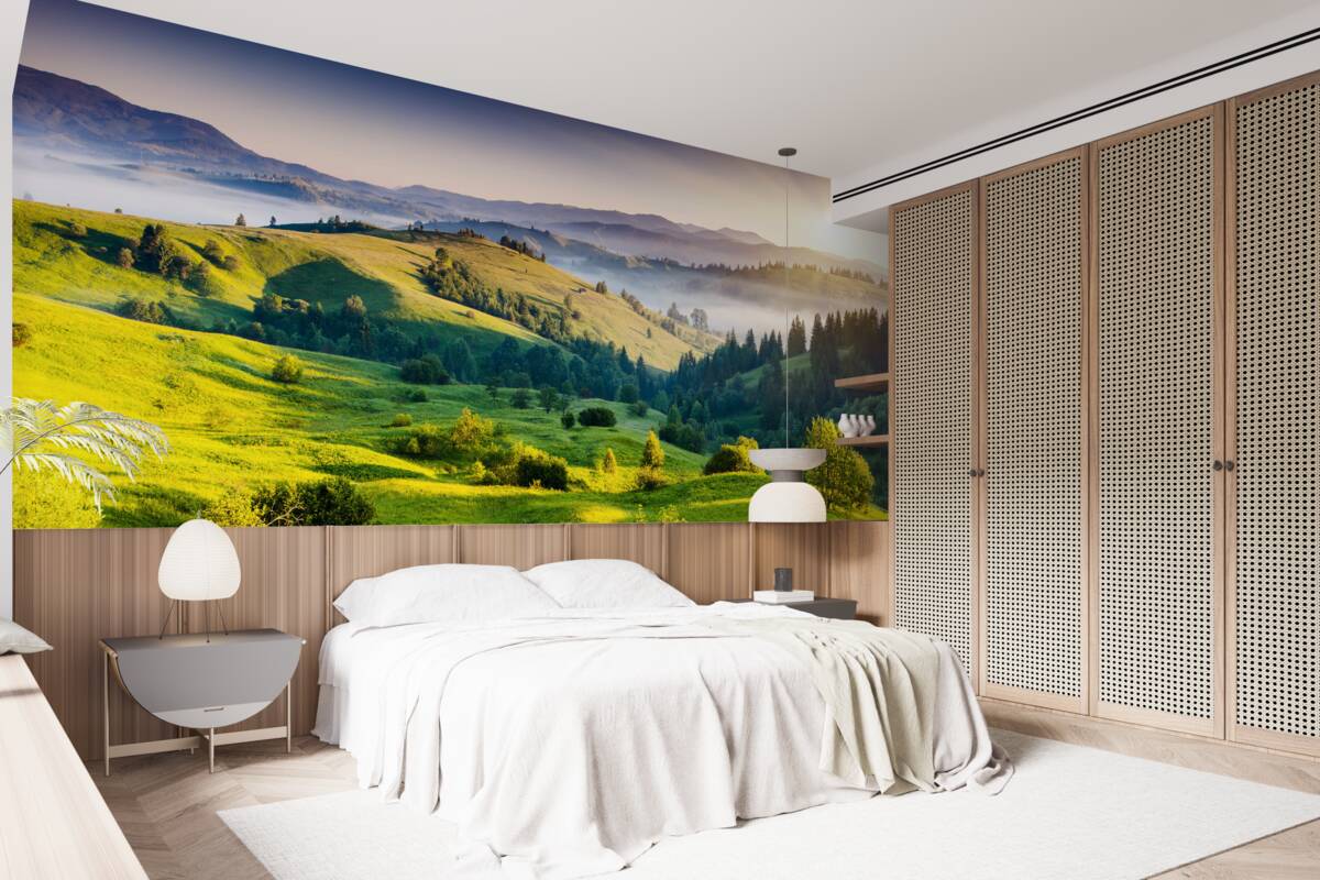 Fototapet pajiștile de munte prind viață în razele calde ale zorilor