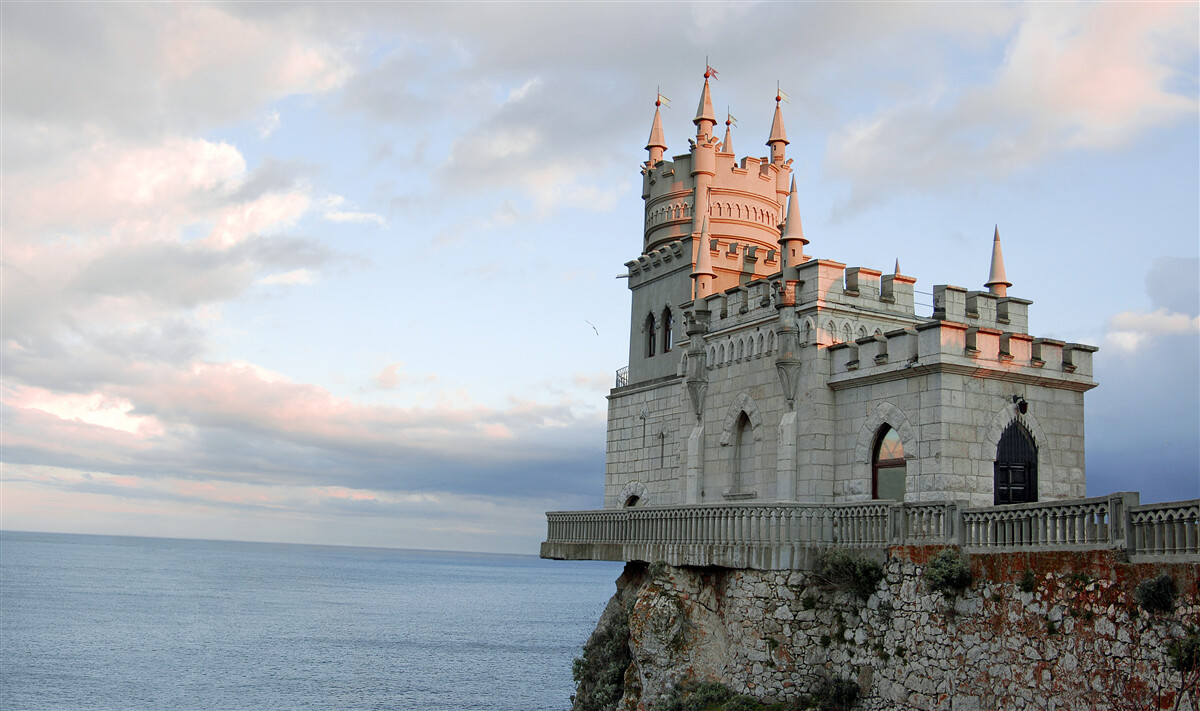 Fototapet cuib de rândunică în zori