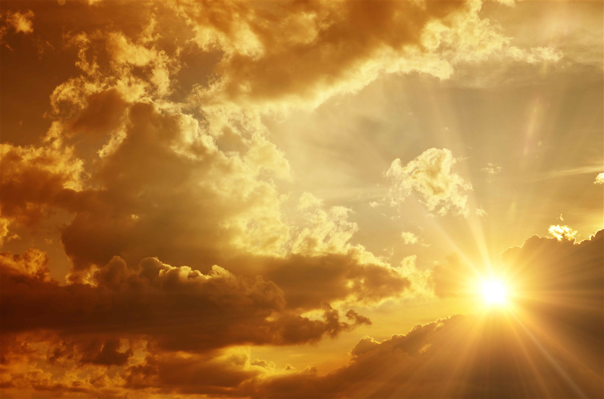 Fototapet razele soarelui care trec prin nori la apusul soarelui emit căldură