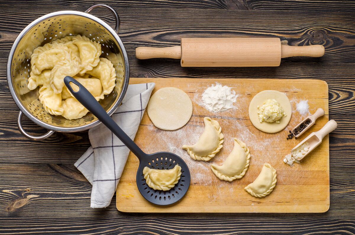 Fototapet procesul atent de pregătire a găluștelor