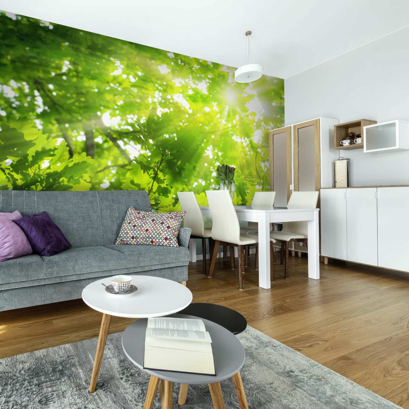 Fototapet raze de soare care strălucesc prin tufișurile verzi