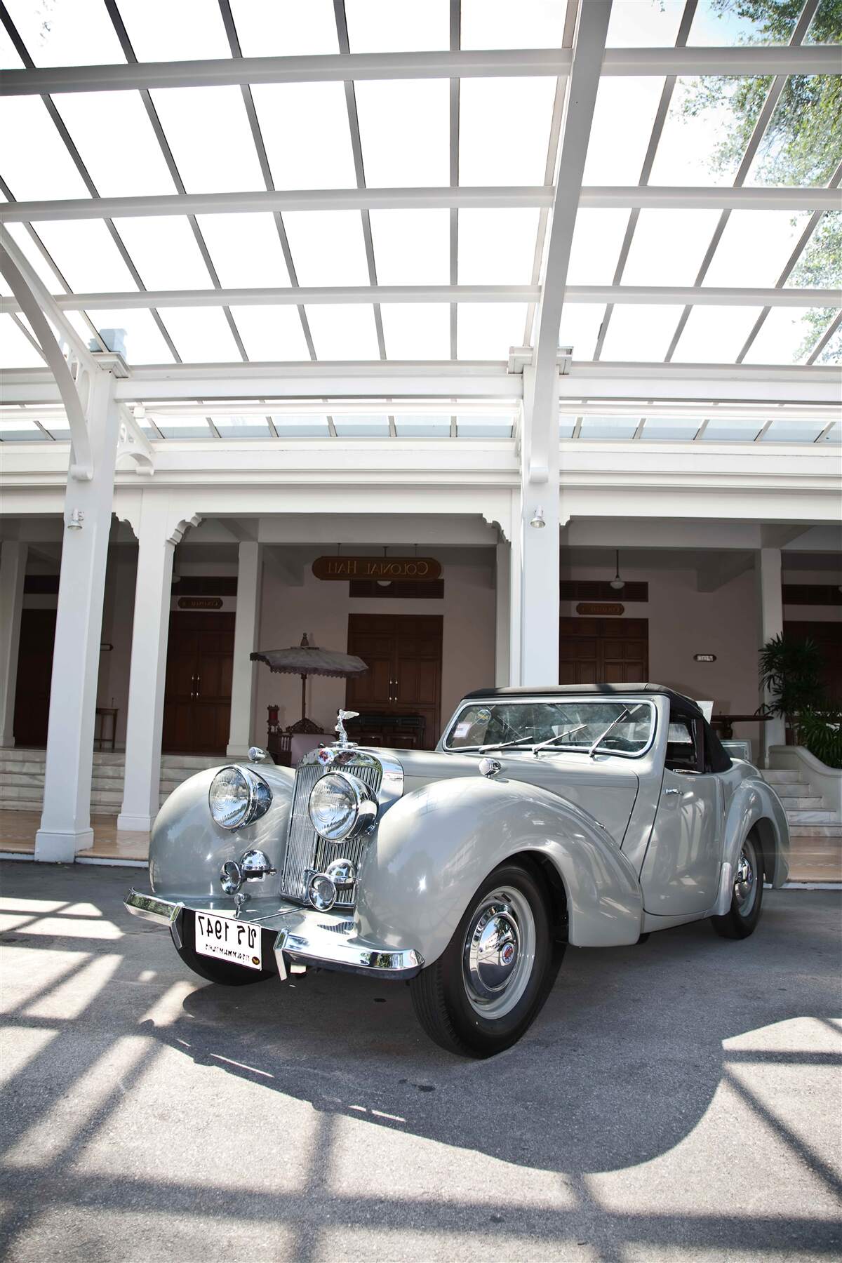 Fototapet mașină gri veche lângă clădire