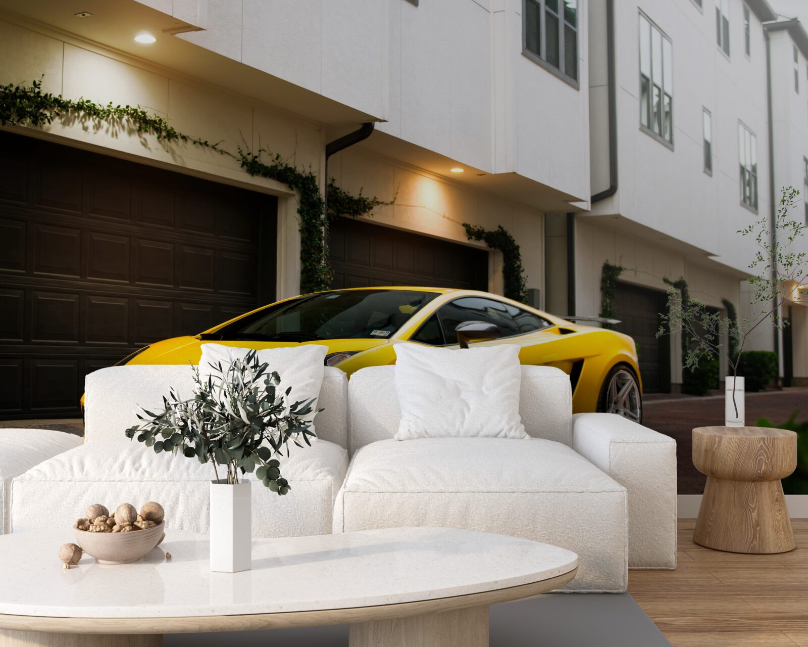 Fototapet mașină galbenă elegantă lângă casă