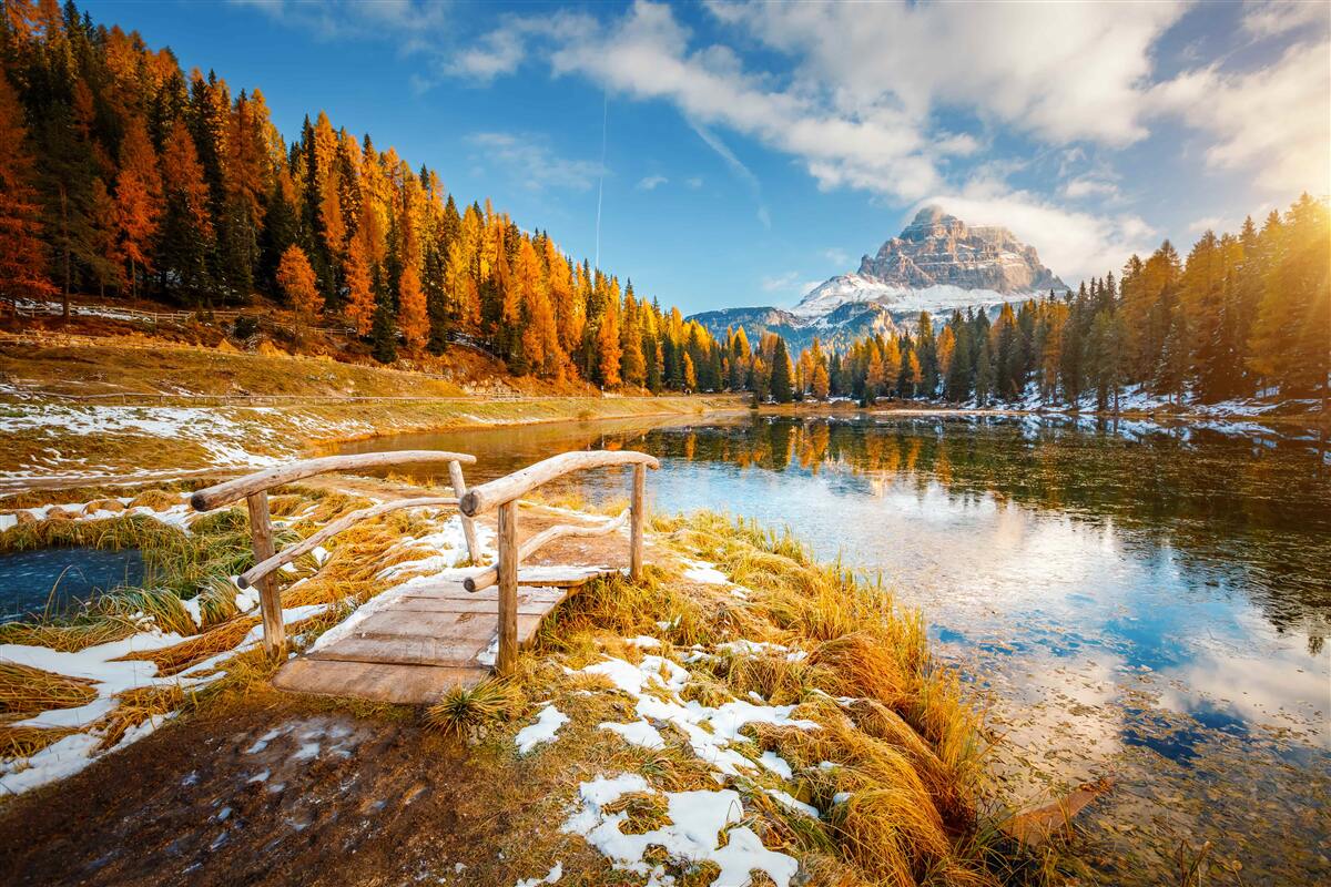 Fototapet peisaj de toamnă cu un munte la orizont