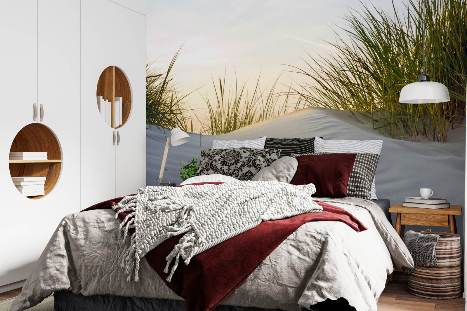 Fototapet plajă de nisip înconjurată de verdeață la răsăritul soarelui