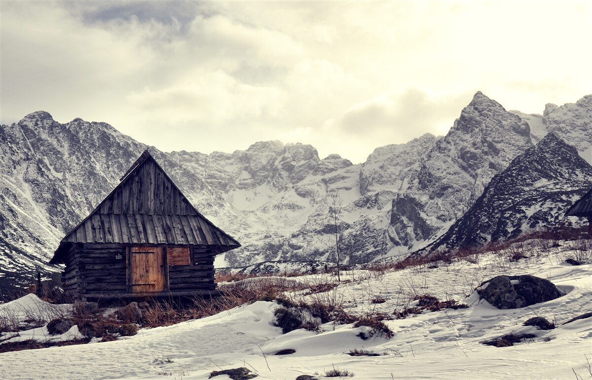 Fototapet casă confortabilă în mijlocul munților înghețați