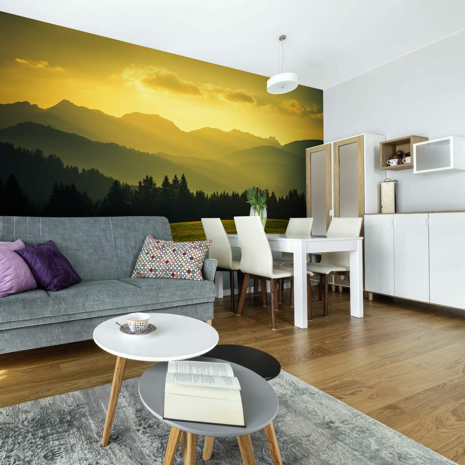 Fototapet uimitor apus de soare galben într-o pădure afumată de munte