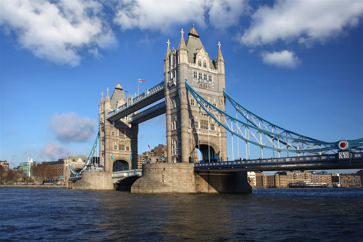 Fototapet pod turn care se întinde peste suprafața calmă a râului