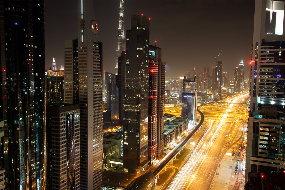 Fototapet bulevardul de noapte este înconjurat de clădiri rezidențiale cu mai multe etaje