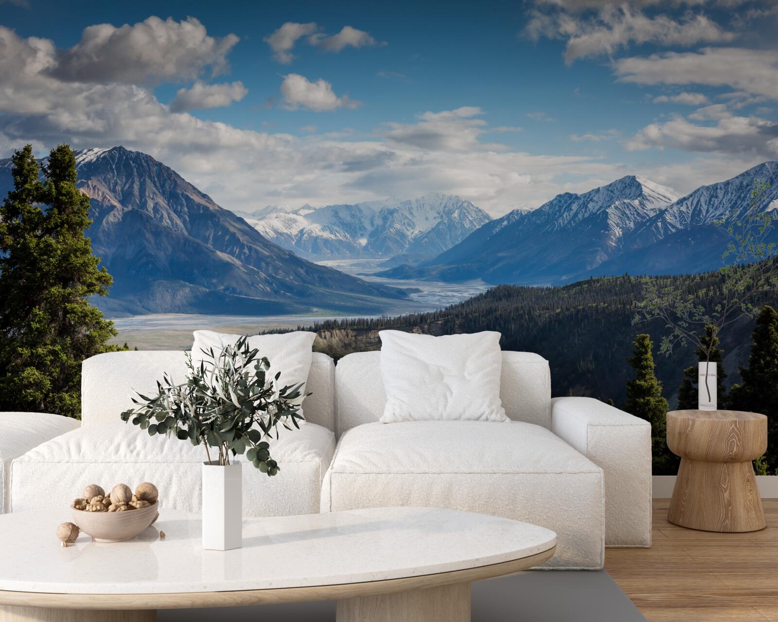 Fototapet o ramură a munților acoperită de copaci la marginea pădurii