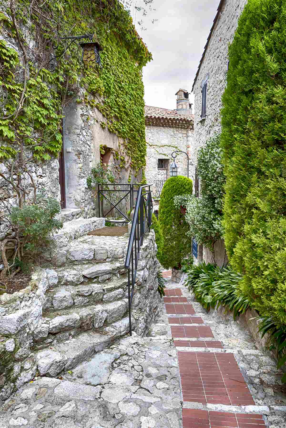 Fototapet o curte verde liniștită într-un oraș antic