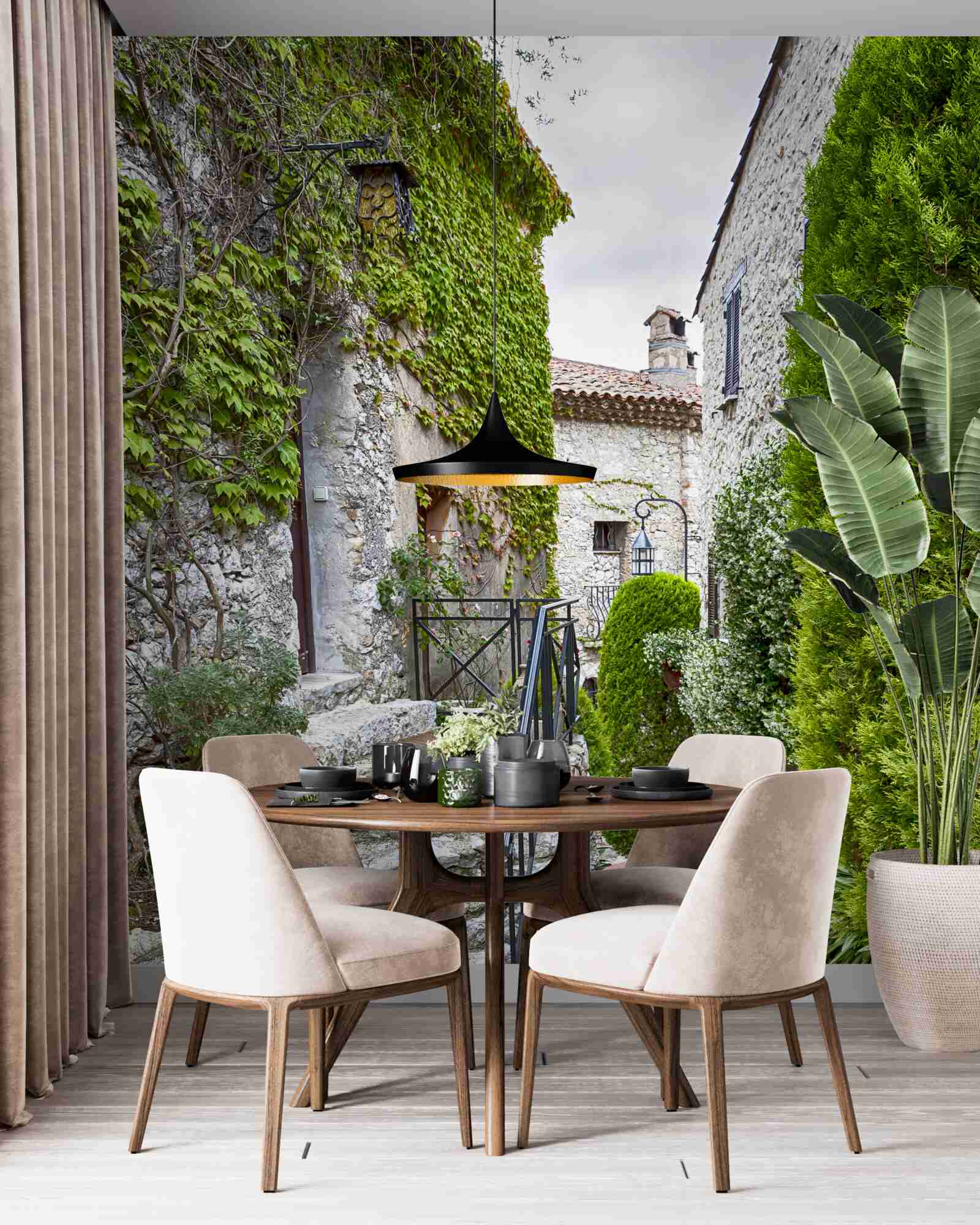 Fototapet o curte verde liniștită într-un oraș antic