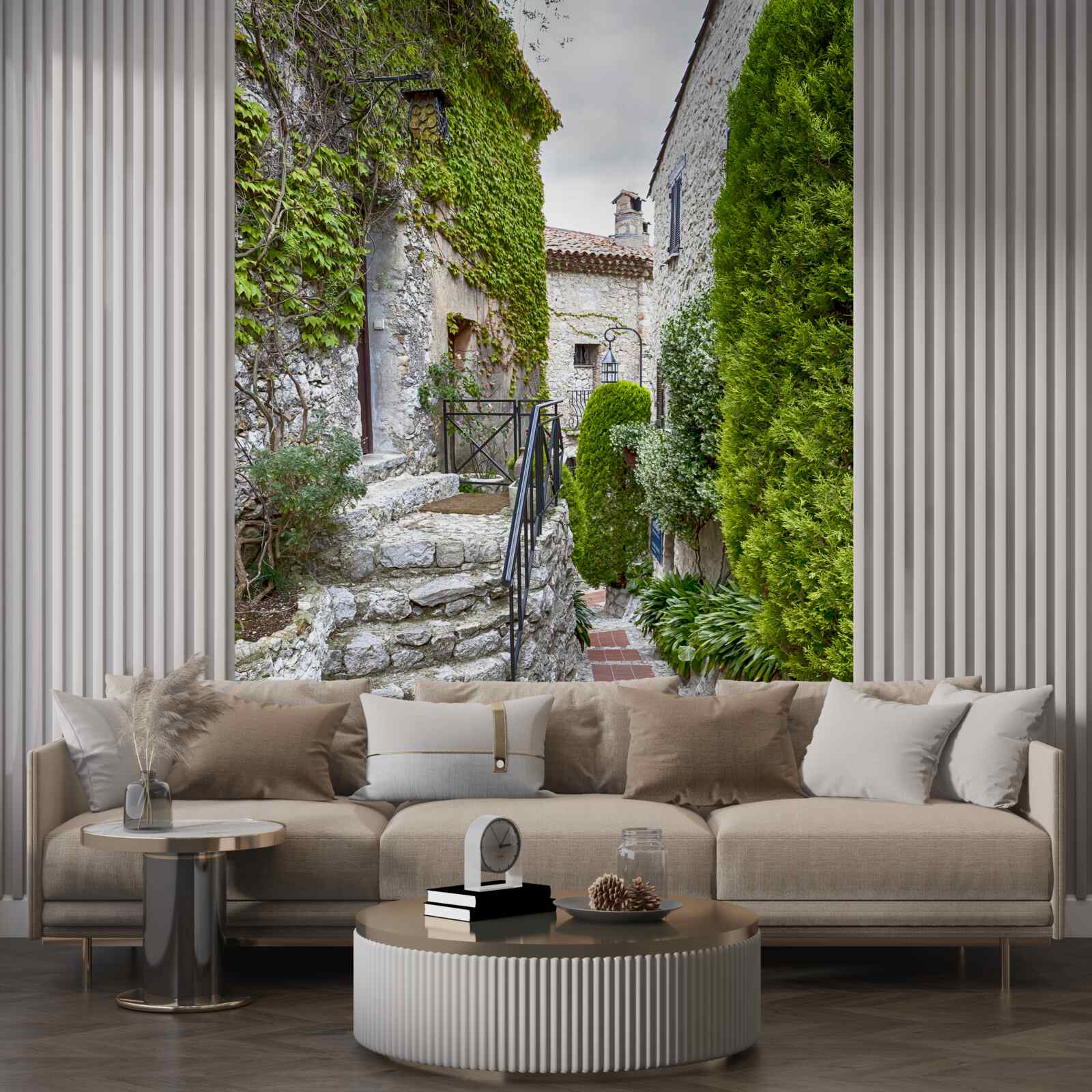 Fototapet o curte verde liniștită într-un oraș antic