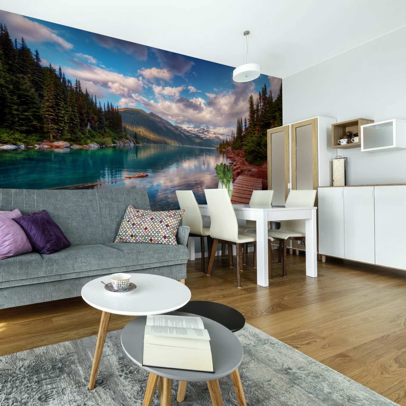 Fototapet un pod situat în pădure, lângă un rezervor montan