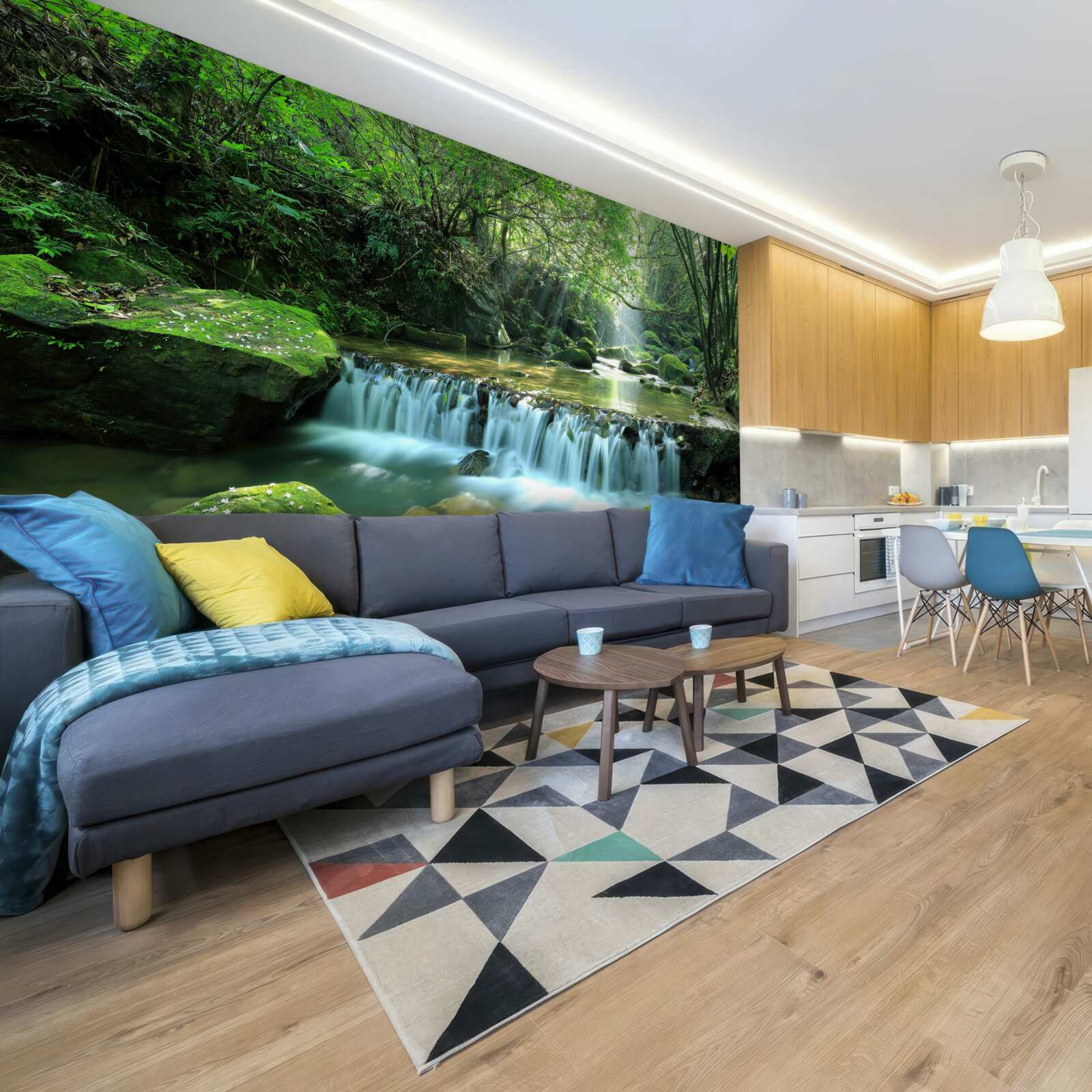 Fototapet cascada se revarsă zgomotos printre verdeață, luminată de razele soarelui