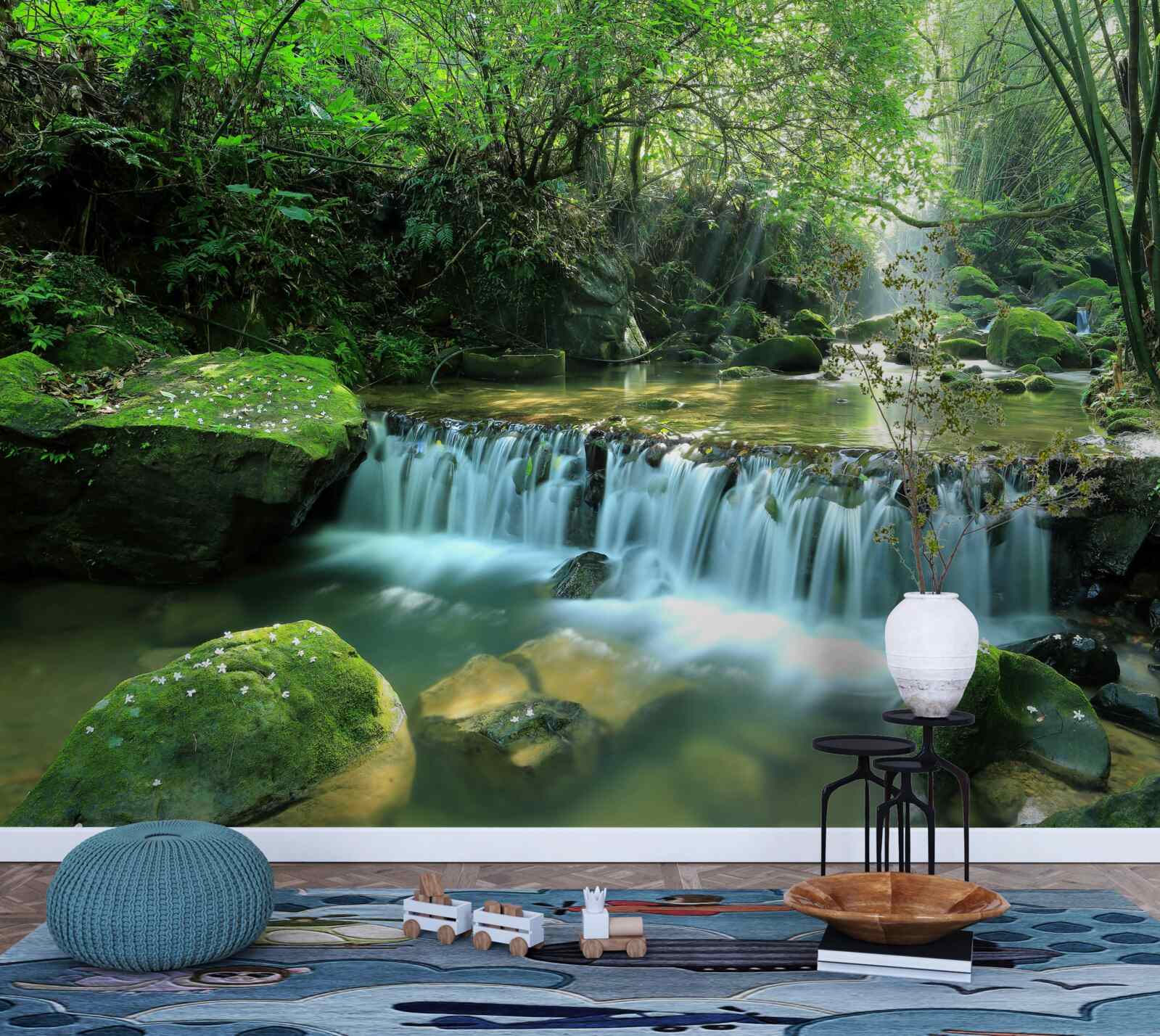 Fototapet cascada se revarsă zgomotos printre verdeață, luminată de razele soarelui