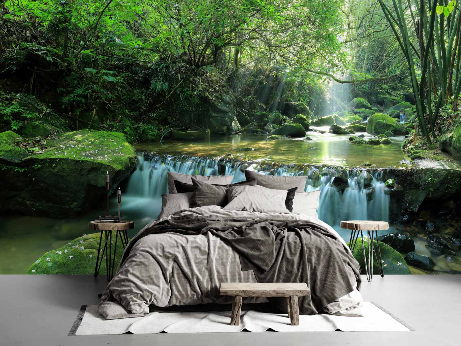 Fototapet cascada se revarsă zgomotos printre verdeață, luminată de razele soarelui