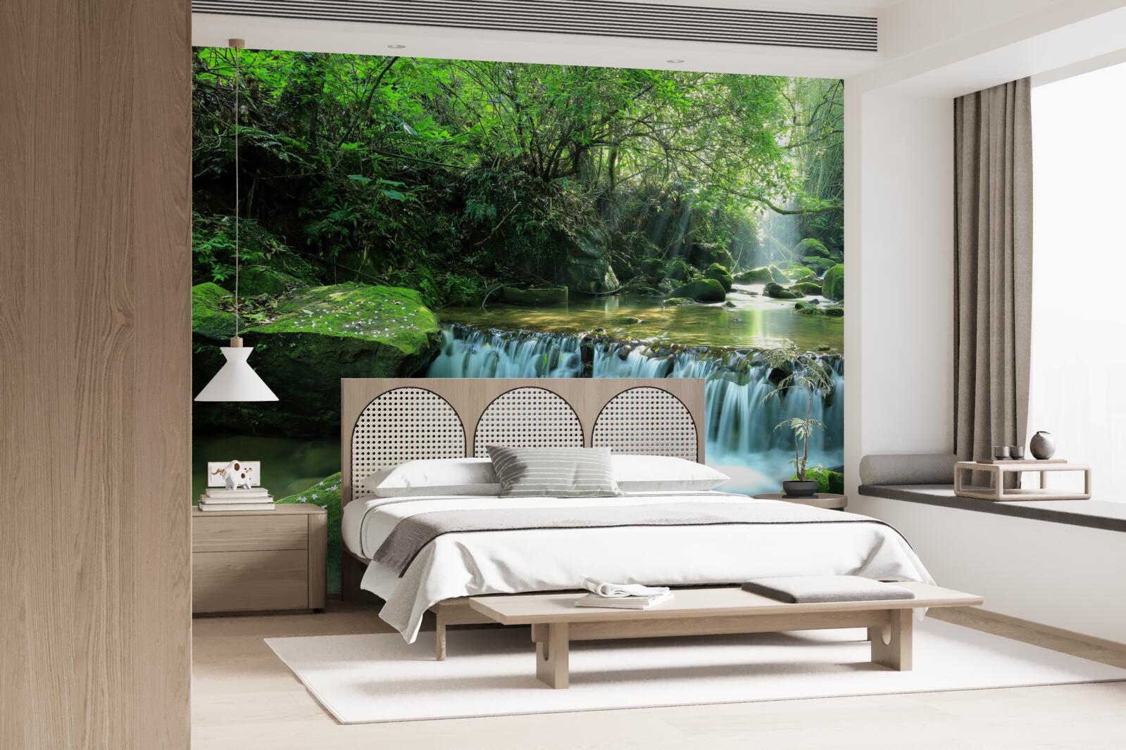 Fototapet cascada se revarsă zgomotos printre verdeață, luminată de razele soarelui