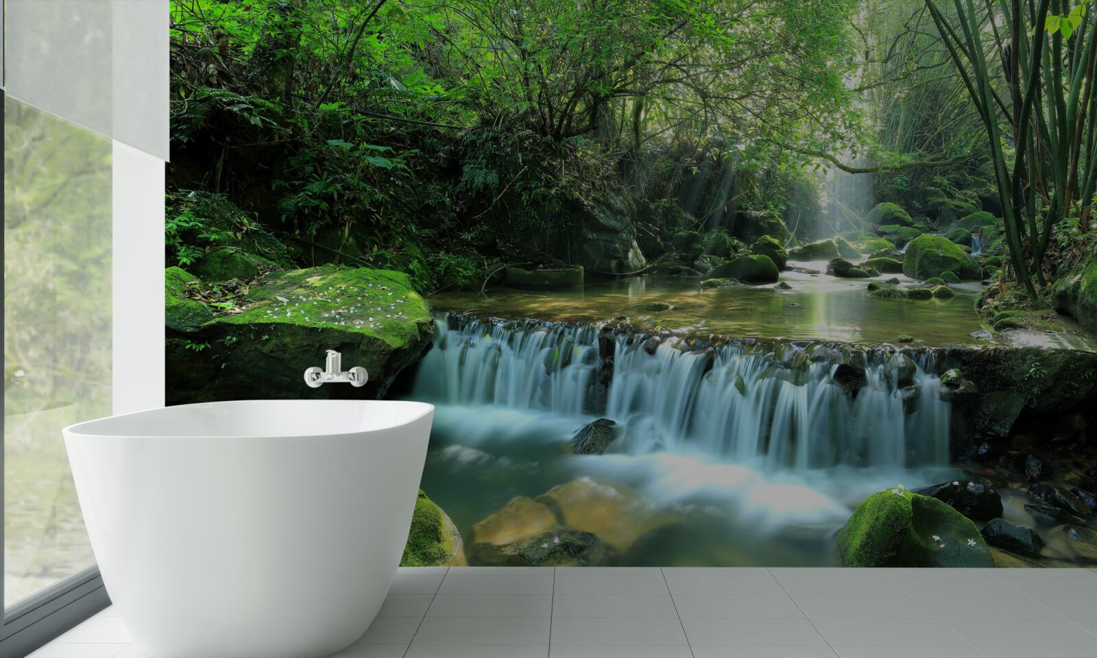 Fototapet cascada se revarsă zgomotos printre verdeață, luminată de razele soarelui