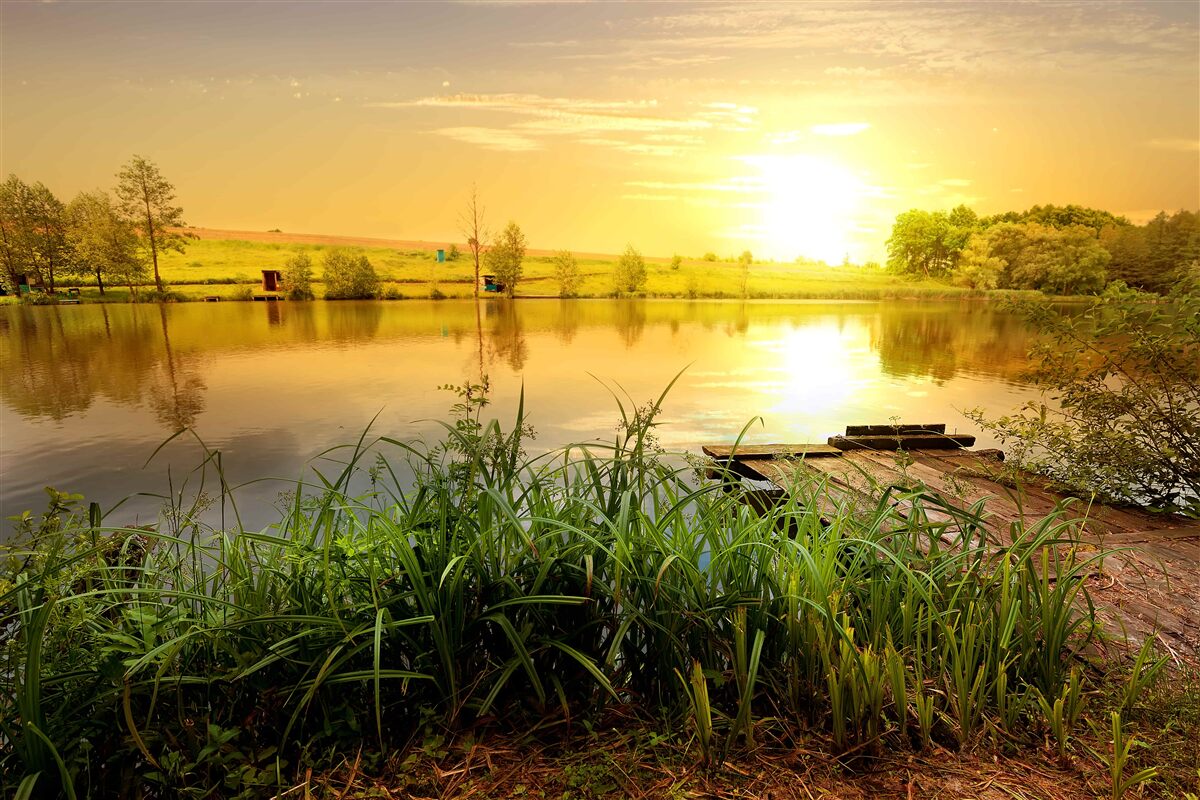 Fototapet răsărit de soare luminos pe un lac liniștit