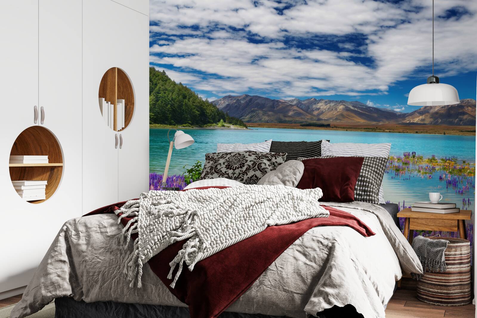 Fototapet florile se reflectă în apa cristalină a unui lac de munte