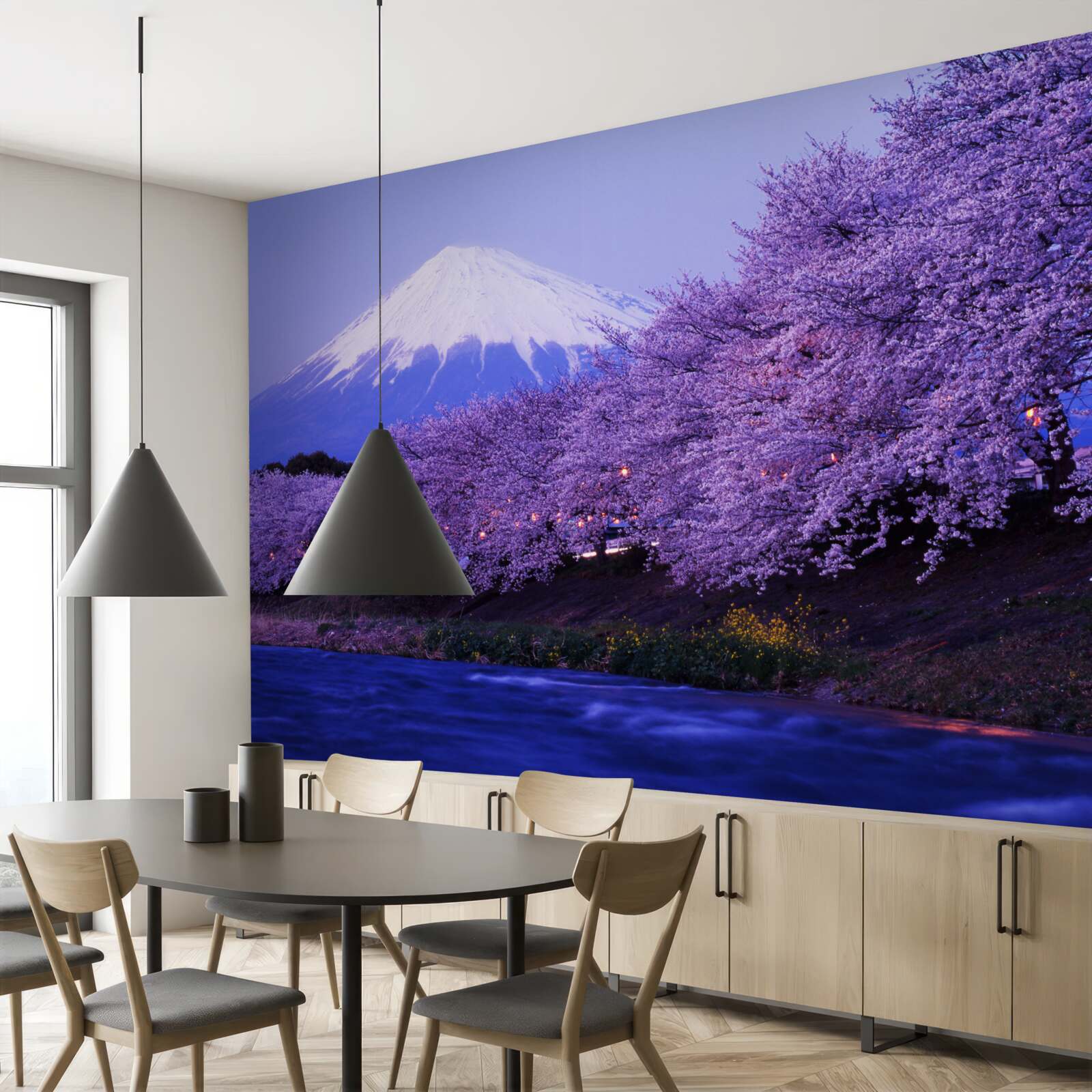 Fototapet florile de liliac de la poalele muntelui cresc aproape de apă