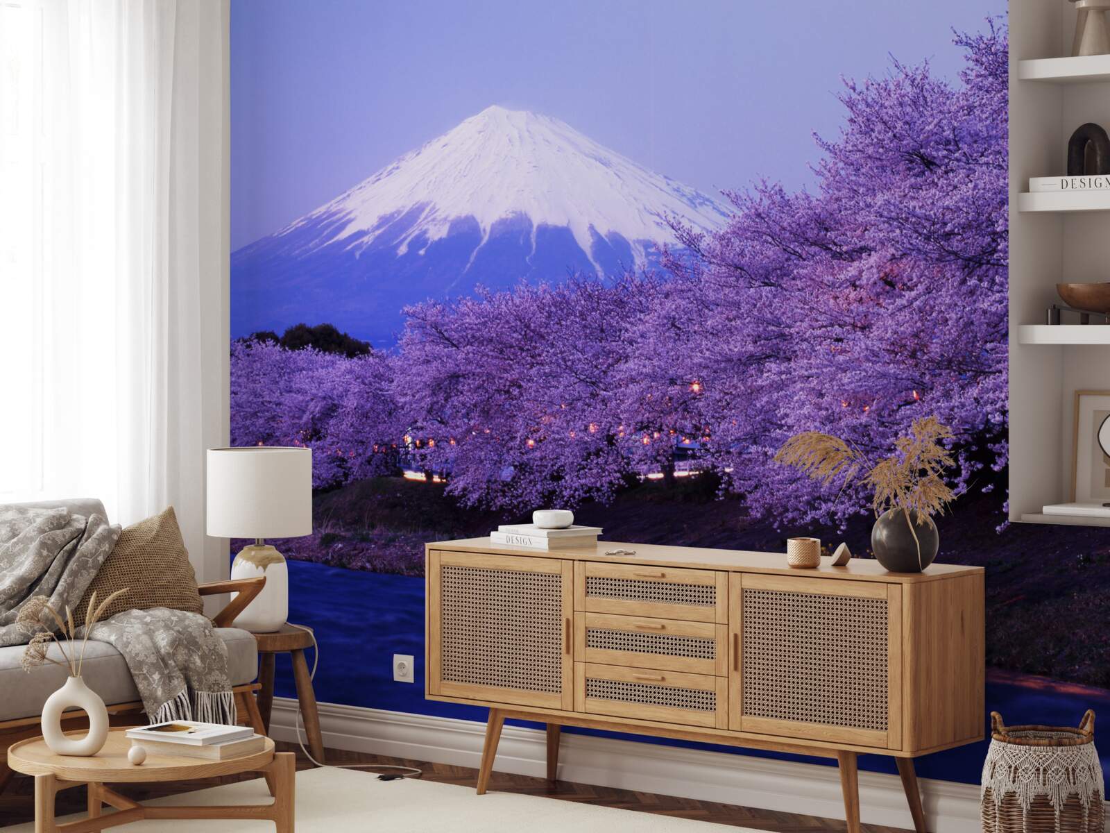 Fototapet florile de liliac de la poalele muntelui cresc aproape de apă