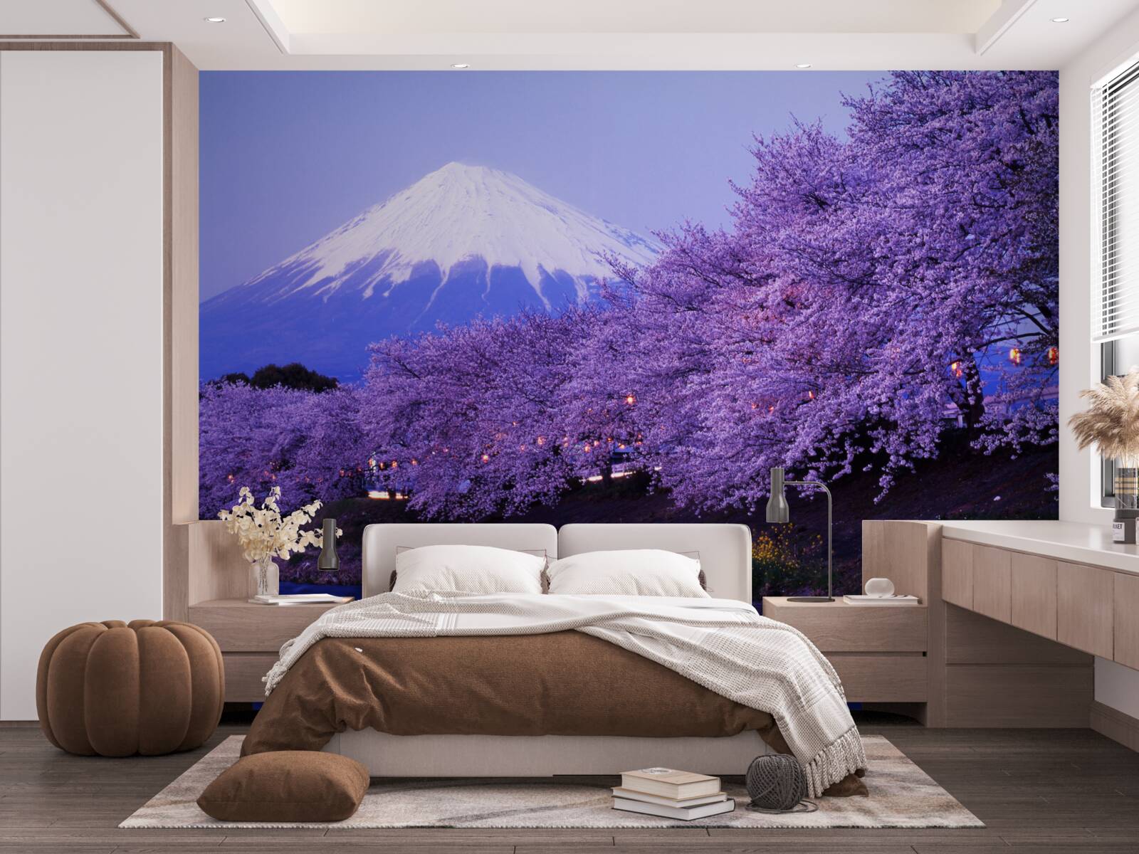 Fototapet florile de liliac de la poalele muntelui cresc aproape de apă