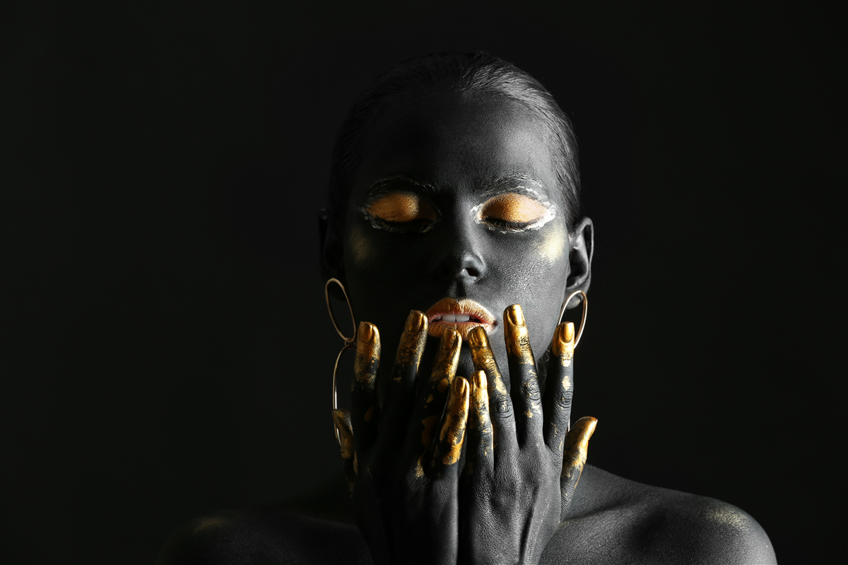 Fototapet femeie cu buzele încleștate