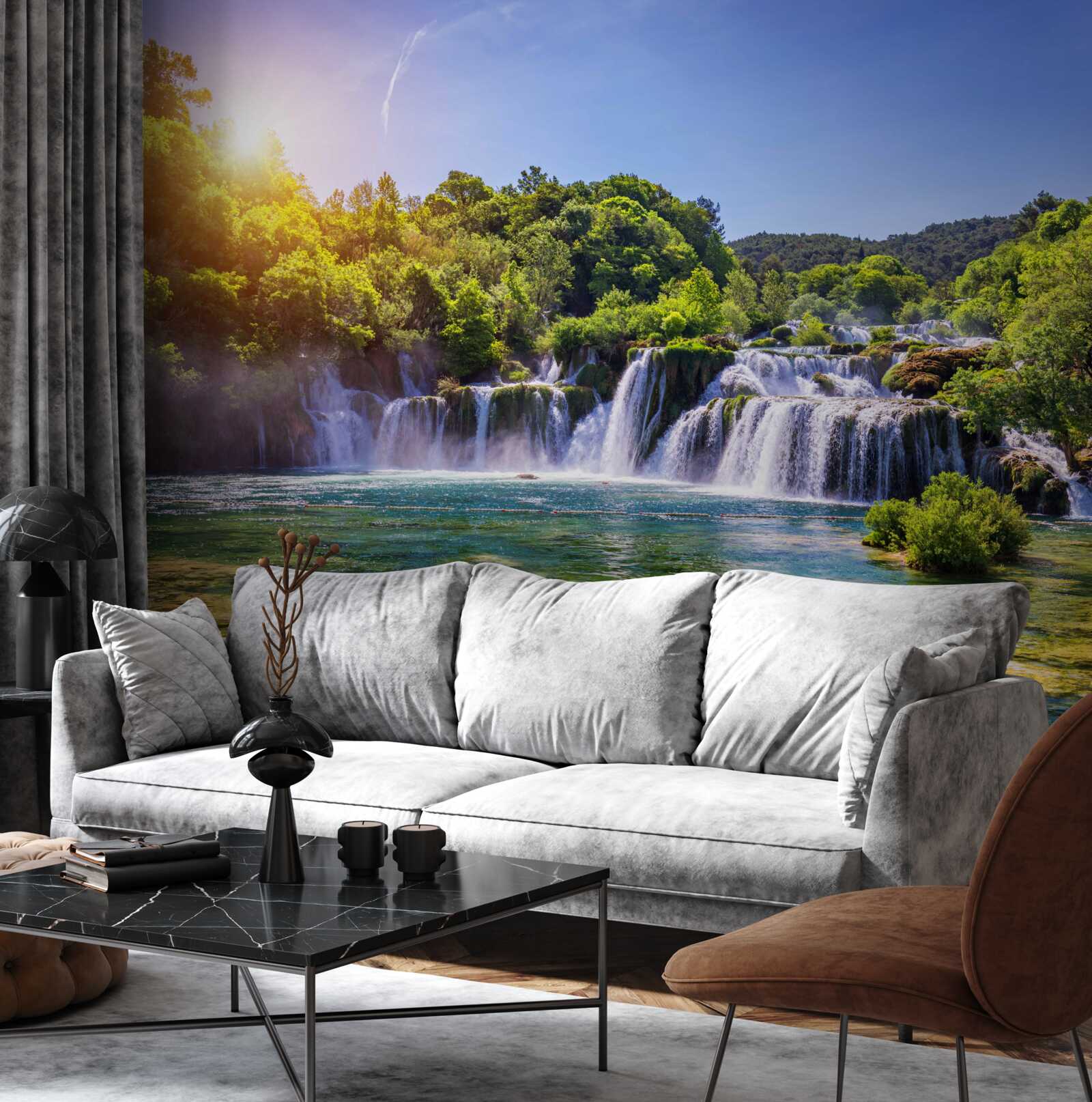 Fototapet căderea de apă, care curge sub asfințitul căderii, scoate un sunet puternic