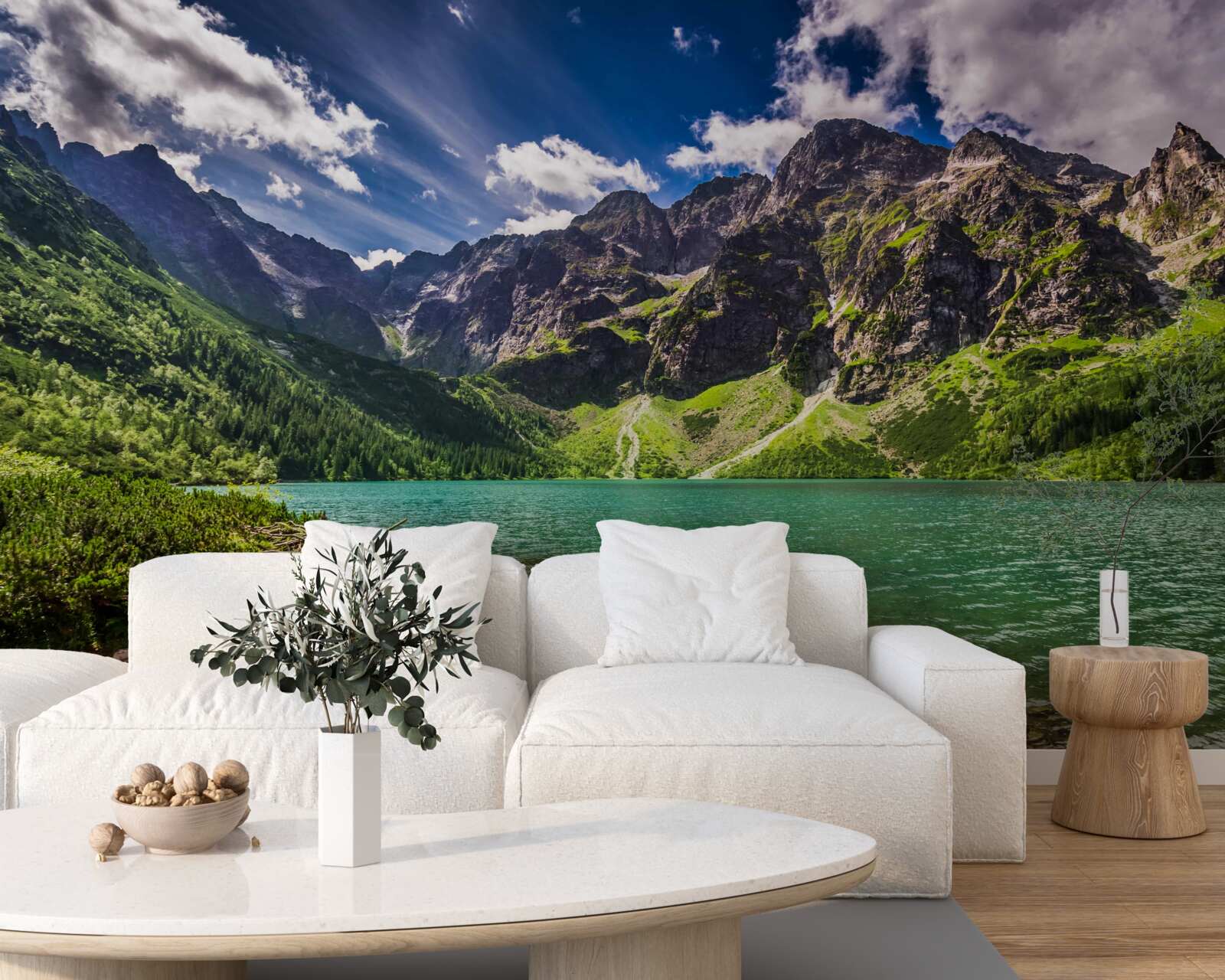 Fototapet o zi de vară lângă un lac înconjurat de munți verzi