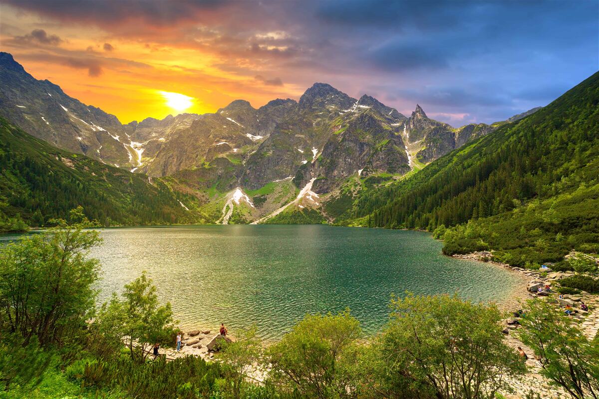 Fototapet apus de soare spectaculos în spatele lanțurilor muntoase de lângă lac