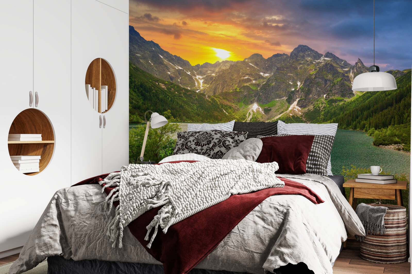 Fototapet apus de soare spectaculos în spatele lanțurilor muntoase de lângă lac