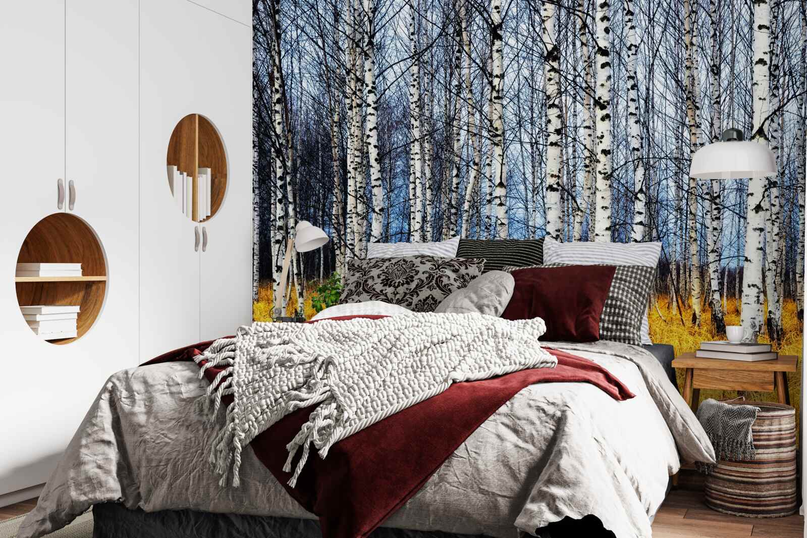 Fototapet frunze de mesteacăn căzute pe un fundal de iarbă de pădure îngălbenită