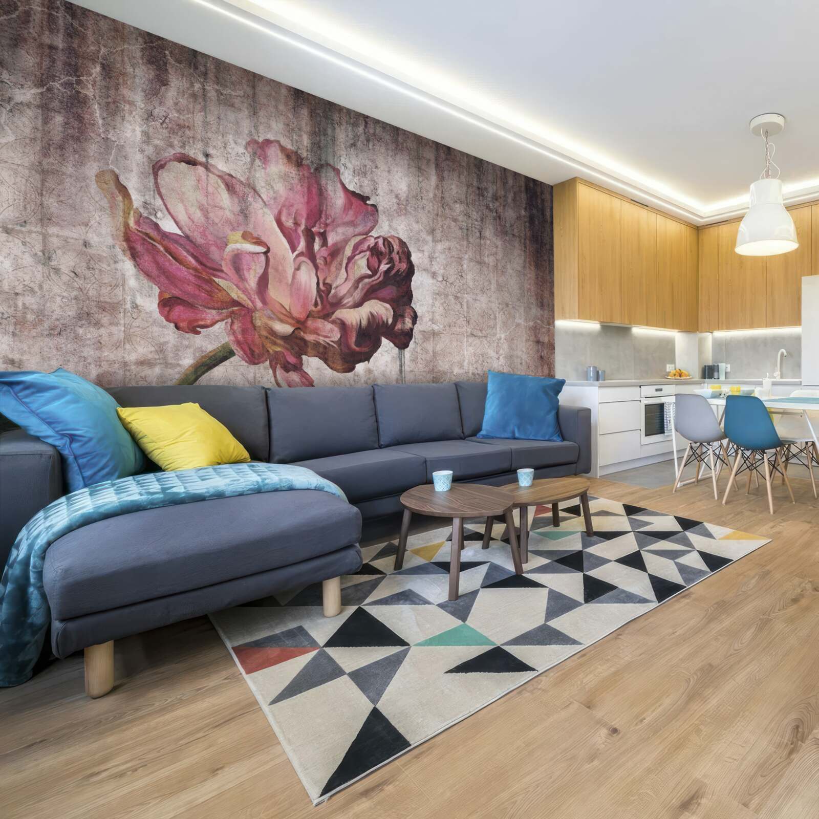 Fototapet o floare stacojie solitară într-o ploaie torențială