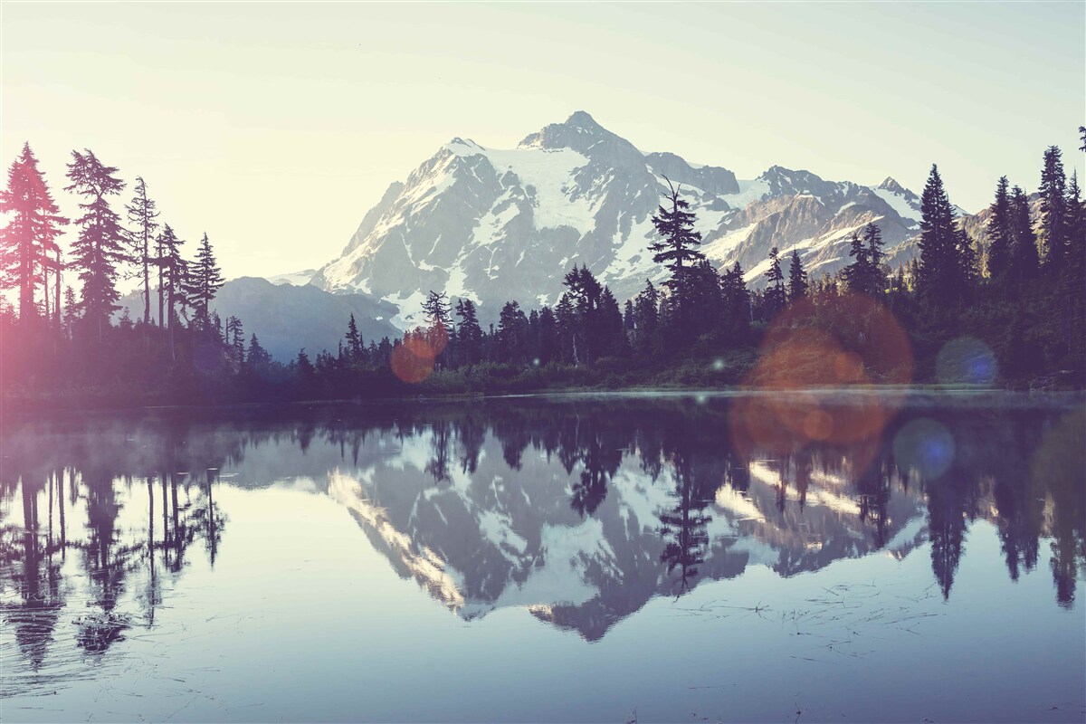 Fototapet priveliște uluitoare de munți și păduri reflectate în apa cristalină