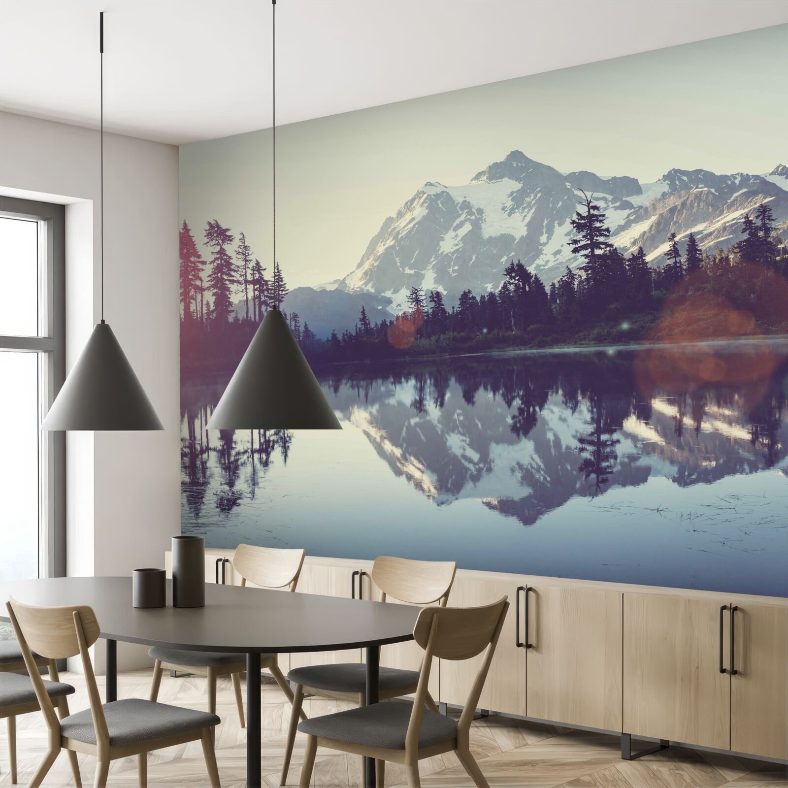 Fototapet priveliște uluitoare de munți și păduri reflectate în apa cristalină