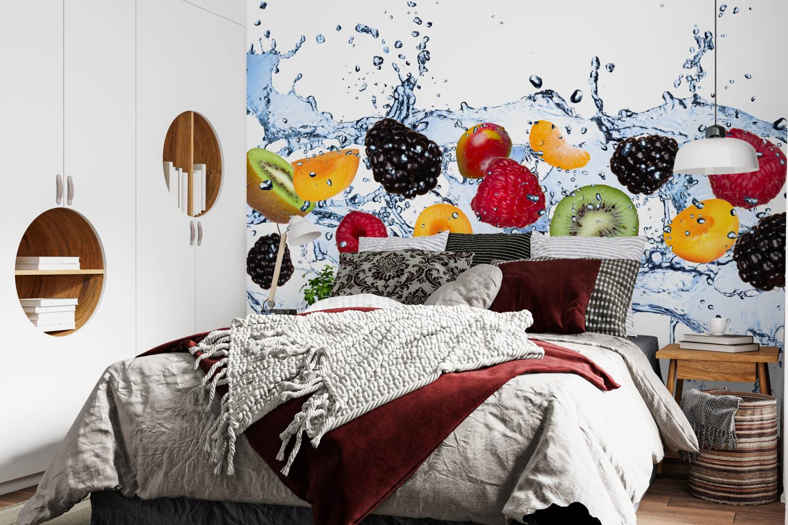 Fototapet fructele tăiate în bucăți și plutind în apă erau saturate cu umiditate