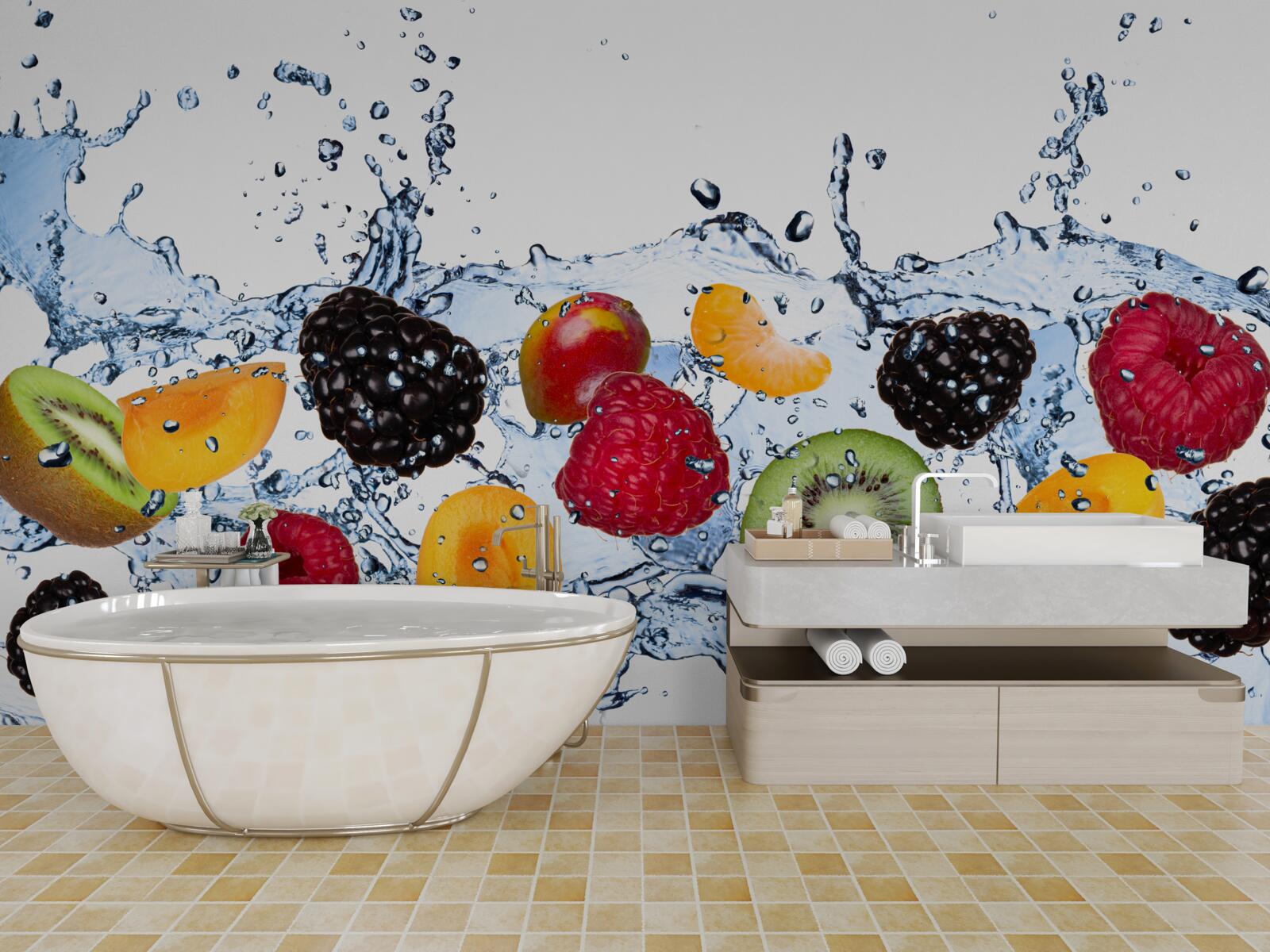 Fototapet fructele tăiate în bucăți și plutind în apă erau saturate cu umiditate