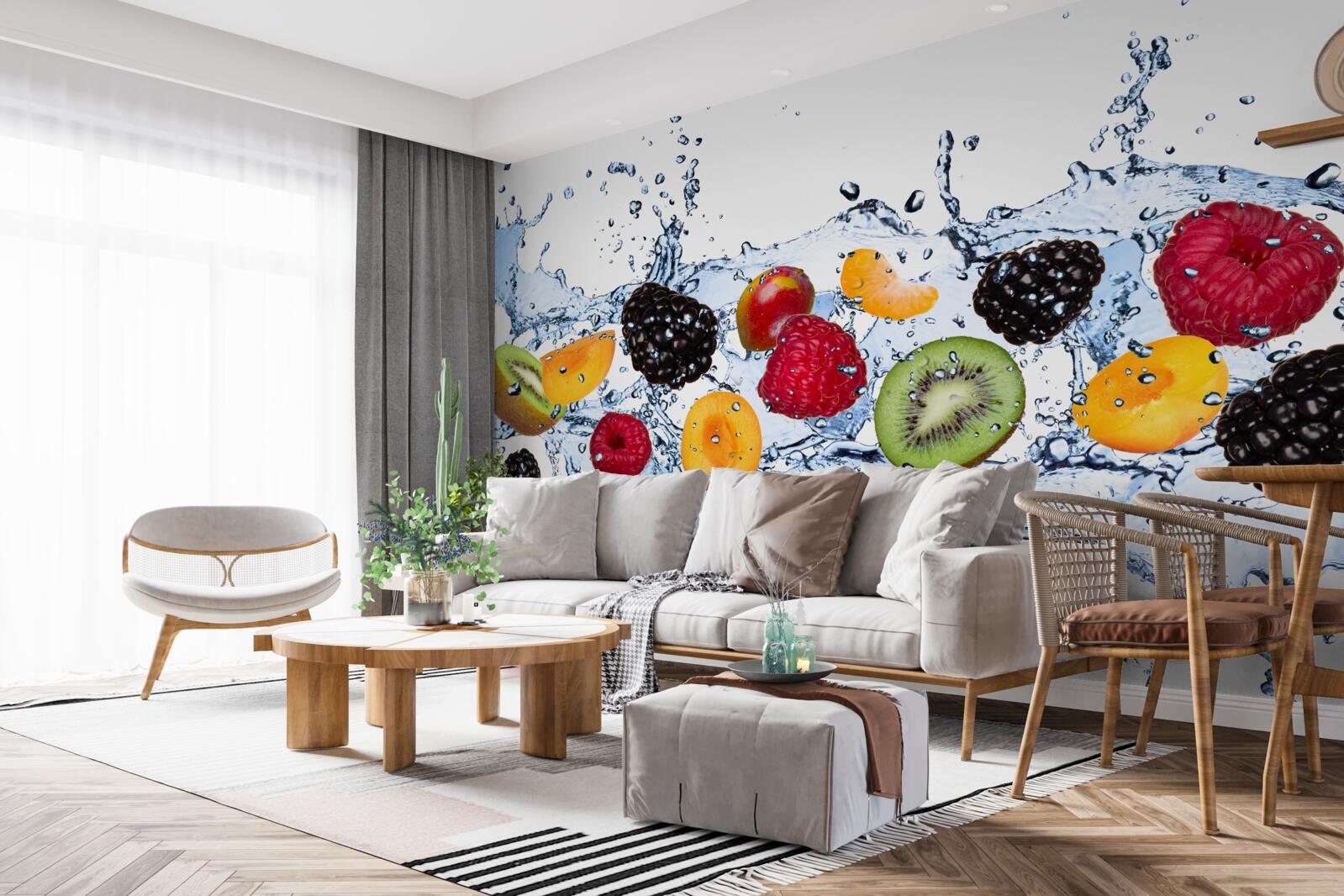 Fototapet fructele tăiate în bucăți și plutind în apă erau saturate cu umiditate