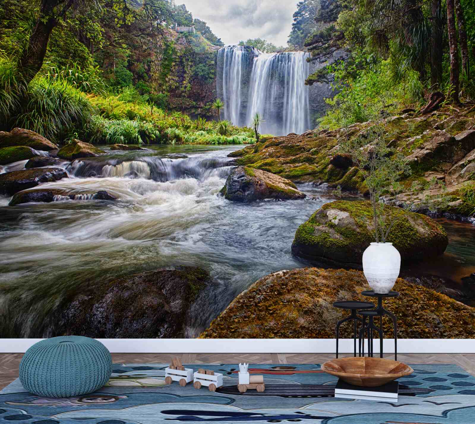 Fototapet sunetul puternic al unei cascade care cade din vârful unui munte