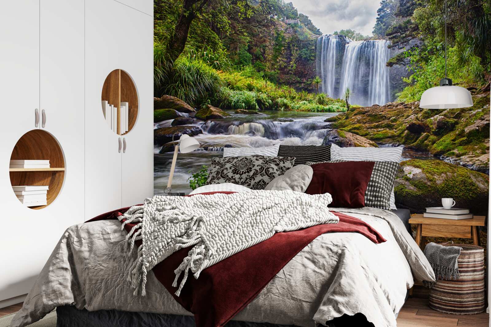 Fototapet sunetul puternic al unei cascade care cade din vârful unui munte