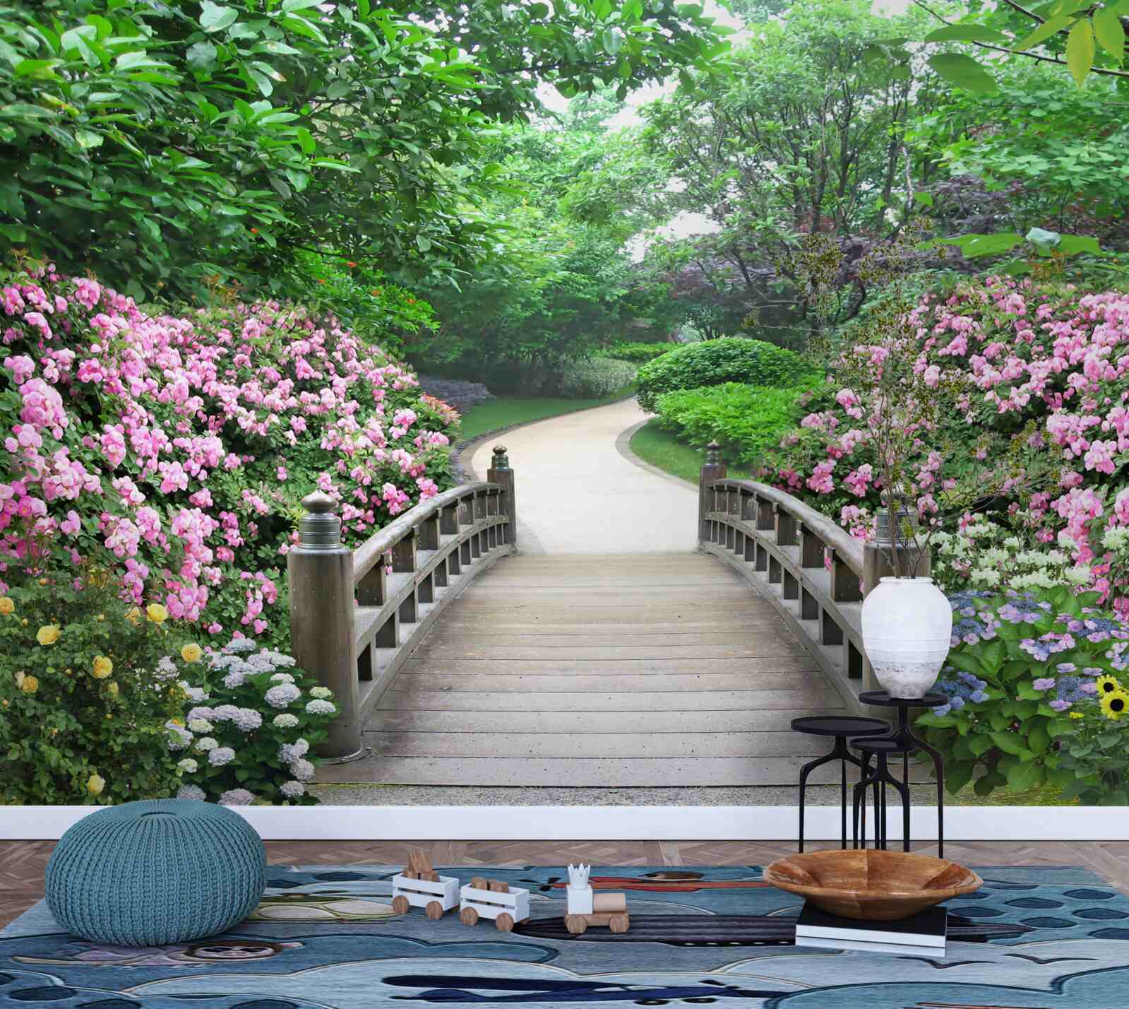 Fototapet un pod de lemn pitoresc care traversează o verdeață înflorită de copaci