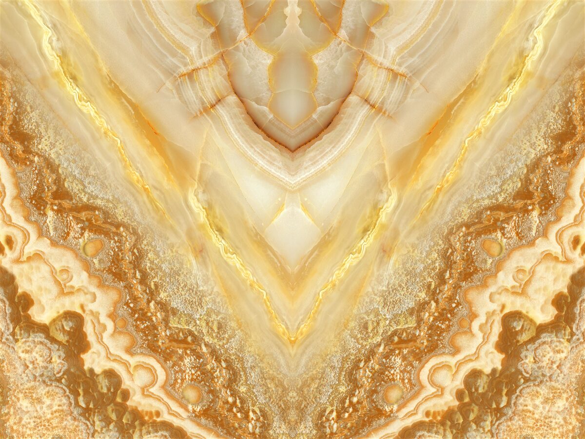 Fototapet felie de chihlimbar pe un fundal de marmură