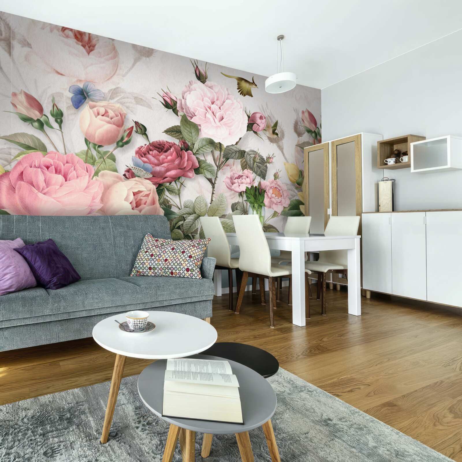 Fototapet un amestec exploziv de verdeață și tonuri florale de vară