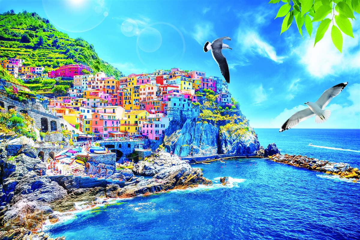 Fototapet oraș mic lângă mare, pe stânci frumoase, scăldat în lumină strălucitoare