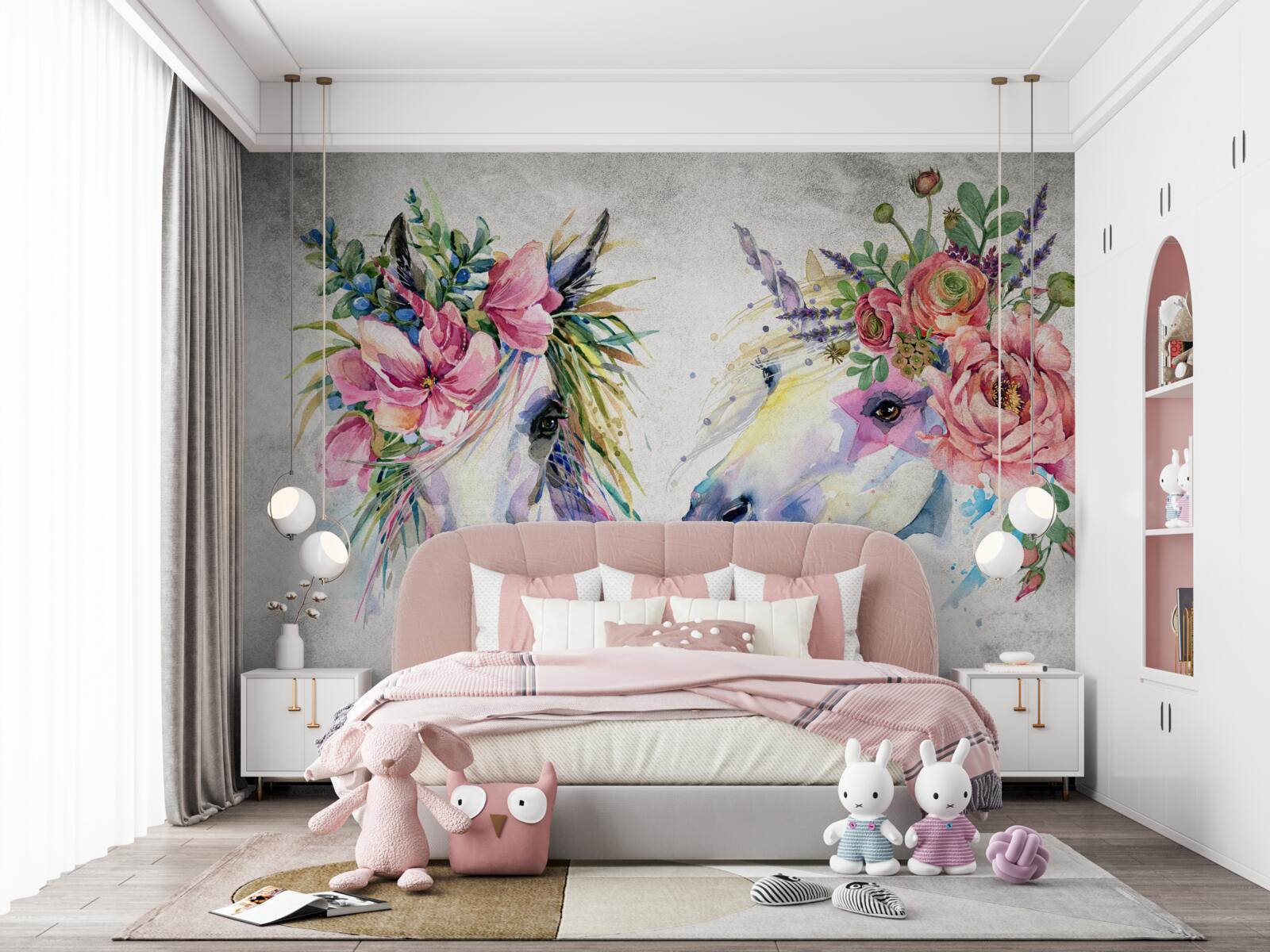 Fototapet flori, vopsele de acuarelă și instrumente de scris